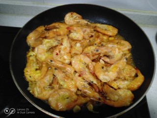 12、香辣虾,倒入大虾。