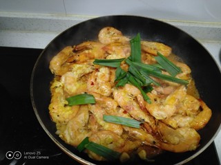 13、香辣虾,加入蒜苗叶。