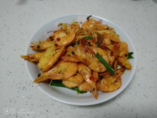 15、香辣虾,盛入盘中。
