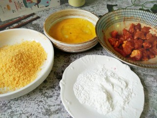 3、#猪年#新奥尔良小酥肉,第二天把肉取出,一个碗里磕鸡蛋,一个碗里放淀粉,一个碗里放入黄色面包糠,如图