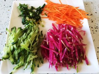 2、炸酱面,黄瓜、胡萝卜、心里美萝卜切丝，香菜切碎