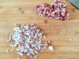 3、炸酱面,毛葱切碎，猪瘦肉切丁