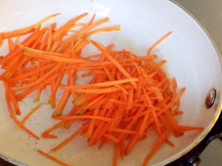 4、炸酱面,胡萝卜入油锅炒熟备用