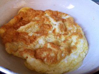 5、炸酱面,鸡蛋煎成蛋饼，切丝备用