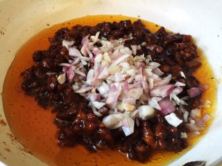 7、炸酱面,放毛葱碎炒匀