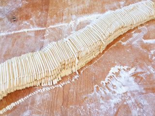 11、炸酱面,切成面条（粗细根据个人喜好）