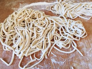 12、炸酱面,抖去干粉