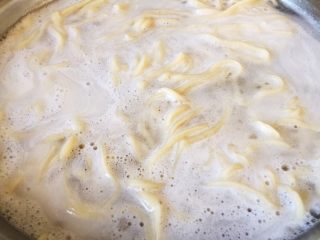 13、炸酱面,下锅煮熟