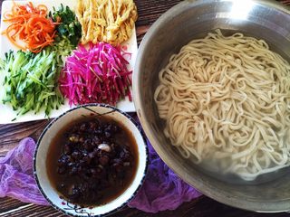 15、炸酱面,准备就绪，捞出面条，沥干水分就可以放上自己喜欢的蔬菜开吃了