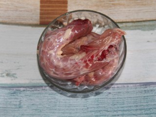 1、幸福烤鸡脖午餐便当,第一步先准备烤鸡脖