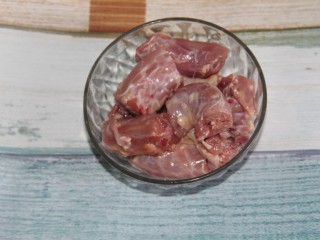 2、幸福烤鸡脖午餐便当,把鸡脖切成段