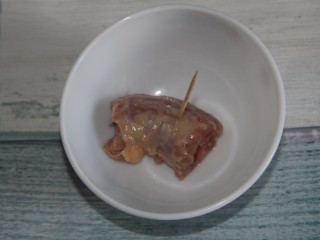 3、幸福烤鸡脖午餐便当,用牙签扎孔，方便入味
