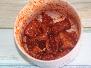 5、幸福烤鸡脖午餐便当,用腌料把鸡脖腌上