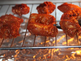 8、幸福烤鸡脖午餐便当,然后第二天把鸡脖放烤架上入烤箱烤，上下火200度