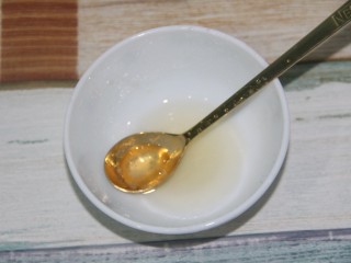 9、幸福烤鸡脖午餐便当,准备一勺蜂蜜兑点水