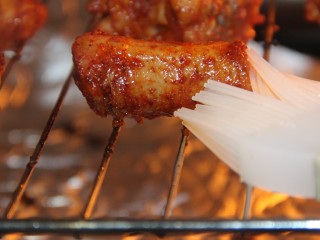 10、幸福烤鸡脖午餐便当,鸡脖烤15分钟，在鸡脖上刷蜂蜜