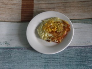 13、幸福烤鸡脖午餐便当,煎好鸡蛋盛出