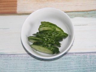 14、幸福烤鸡脖午餐便当,切好黄瓜