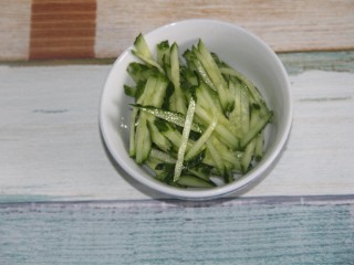 15、幸福烤鸡脖午餐便当,切成丝