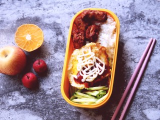 19、幸福烤鸡脖午餐便当,把所有的食材都放到饭盒里，美美的带上班吧