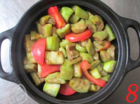 7、肉酱焗茄子,这时可以把煎好的茄子和另一半蕃茄片拌匀铺入约17厘米宽的容器中。