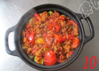 9、肉酱焗茄子,把煮好的肉酱均匀铺在茄子上。