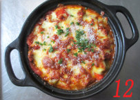 10、肉酱焗茄子,出炉后在表面撒上些帕玛森奶酪粉和芹菜末即可上桌。