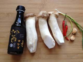 1、凉拌手撕杏鲍菇,备好所需食材