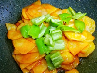 6、好吃到哭的茄汁土豆片,加入青椒。