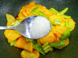 8、好吃到哭的茄汁土豆片,小勺白糖。