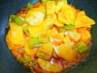 11、好吃到哭的茄汁土豆片,炒匀。