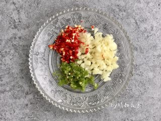 3、凉拌土豆片,青红椒和蒜瓣切碎（图中的红色小米椒偏辣，不能吃辣的放甜椒代替）