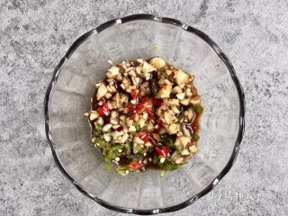 8、凉拌土豆片,搅拌均匀备用