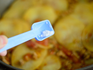 7、茄汁酸辣土豆片,最后调入少许的盐