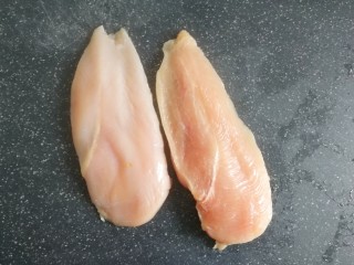 2、香煎鸡胸肉,然后用刀将鸡胸肉片成两片