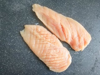3、香煎鸡胸肉,用刀背将鸡胸肉拍打一下,这样更容易入味