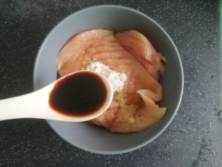 6、香煎鸡胸肉,一汤匙酱油
