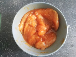 9、香煎鸡胸肉,抓一下,放入冰箱冷藏腌制半小时