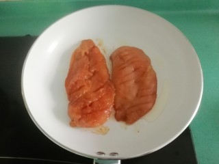 11、香煎鸡胸肉,油热后,放入腌制好的鸡胸肉