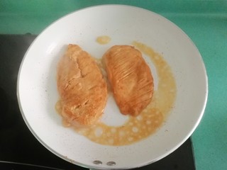 13、香煎鸡胸肉,加入50毫升水,盖上盖子煎两分钟,然后再开盖收汁,