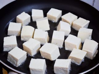 3、白菜豆腐,平底锅倒入适量的食用油烧热，放入豆腐