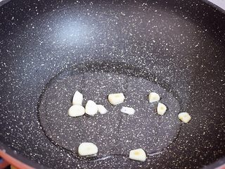 6、白菜豆腐,另起锅倒入适量的食用油烧热，放入蒜片爆香