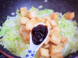 9、白菜豆腐,加入蚝油