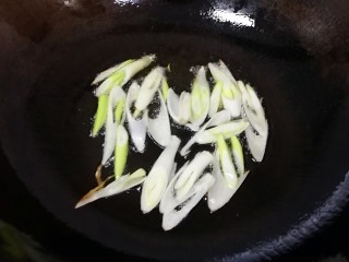 3、酸辣土豆丝, 炒锅烧热倒入适量的食用油，下入葱丝爆香。