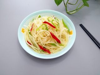 10、酸辣土豆丝,酸辣土豆丝开吃。