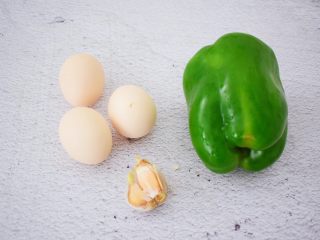 1、青椒炒鸡蛋,准备好材料