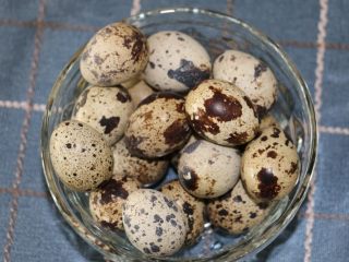 1、鹌鹑蛋水果沙拉,鹌鹑蛋洗干净哦