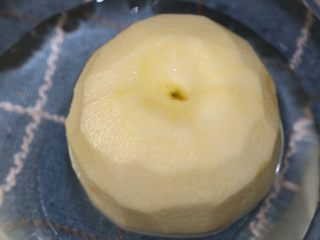 9、鹌鹑蛋水果沙拉,苹果削皮后放盐水里泡一下