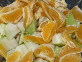 11、鹌鹑蛋水果沙拉,橙子剥皮分开一瓣瓣