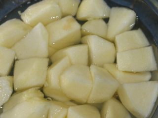 10、鹌鹑蛋水果沙拉,苹果和番石榴切块后也泡一下盐水，防止氧化